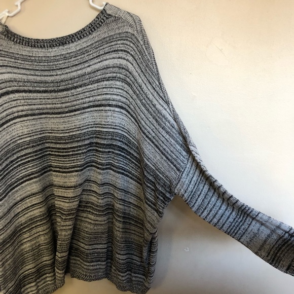 5/$25 🚨LAST CHANCE🚨 Women’s grey sweater - Picture 4 of 6